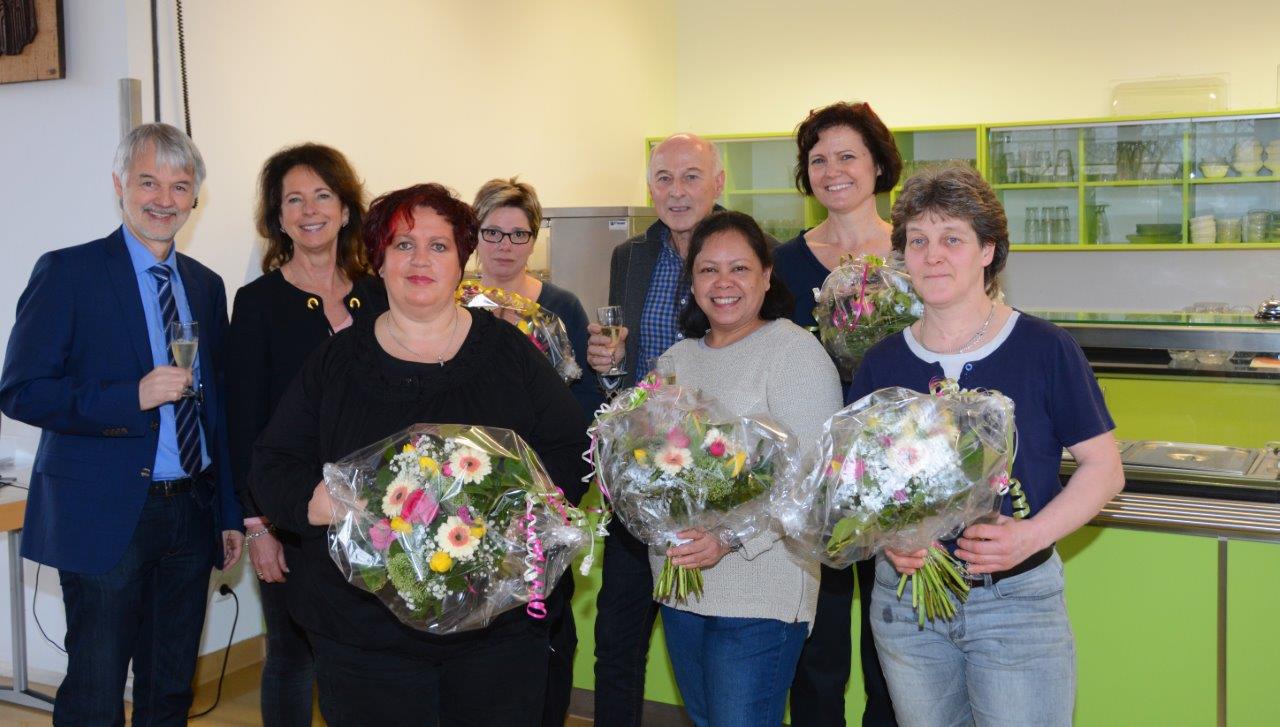 Freuen sich über erfolgreiche 5 Jahre: Schulleiter Helmut Schuster, stellv. Schulleiterin Roswitha Schütt-Gerhards, Elfriede Spilles, Marion Möhrer, Wolfgang Kerp, Mirasol Wysk, Elisabeth Gerstein, Elke Werner (außerdem gehört zum Team: Judy Höger)