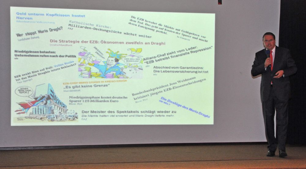 Kompetent und unterhaltsam - mit informativen Schaubildern untermalt - informierte Udo Becker (Vorstand der KSK) über die aktuelle Zinspolitik der EZB