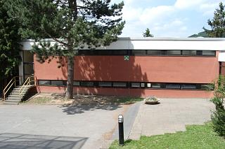 Auch in dieser etwas älteren Sporthalle findet regelmäßig der Sportunterricht und verschiedene Sportveranstaltungen statt.