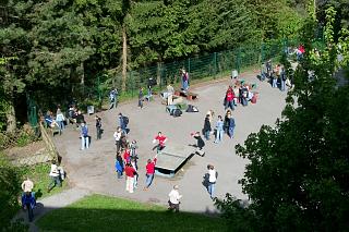 Der alte Schulhof wird hauptsächlich von den jüngeren Schülern besucht. Dort spielen sie Basketball, Tischtennis oder relaxen einfach nur in der Sonne.