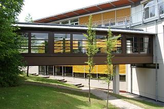 Der neuere und der ältere Teil der Schule werden durch die Brücke verbunden. In Freistunden sitzen die Schüler gerne hier.