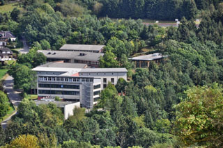 CFG mit Sportplatz, Mensa, zwei Sporthallen und den Hauptgebäuden