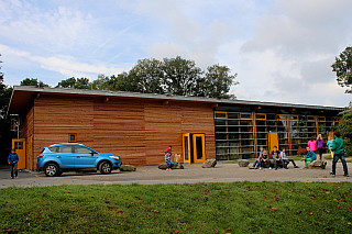In der neu erbauten, lichtdurchfluteten Mensa mitten in der Natur gibt es täglich ein leckeres, gesundes Mittagessen.