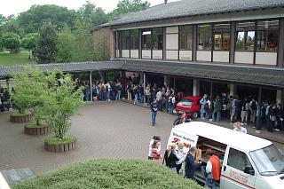 Auf dem neuen Schulhof halten sich in den Pausen eine Vielzahl der eher älteren Schüler auf. Hier gilt übrigens 'absolutes Halteverbot'.