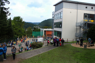 Auf dem neu gestalteten unteren Schulhof gibt es jetzt ein Klettergerüst und eine Torwand. Beide Spielgeräte werden mit Begeisterung angenommen.